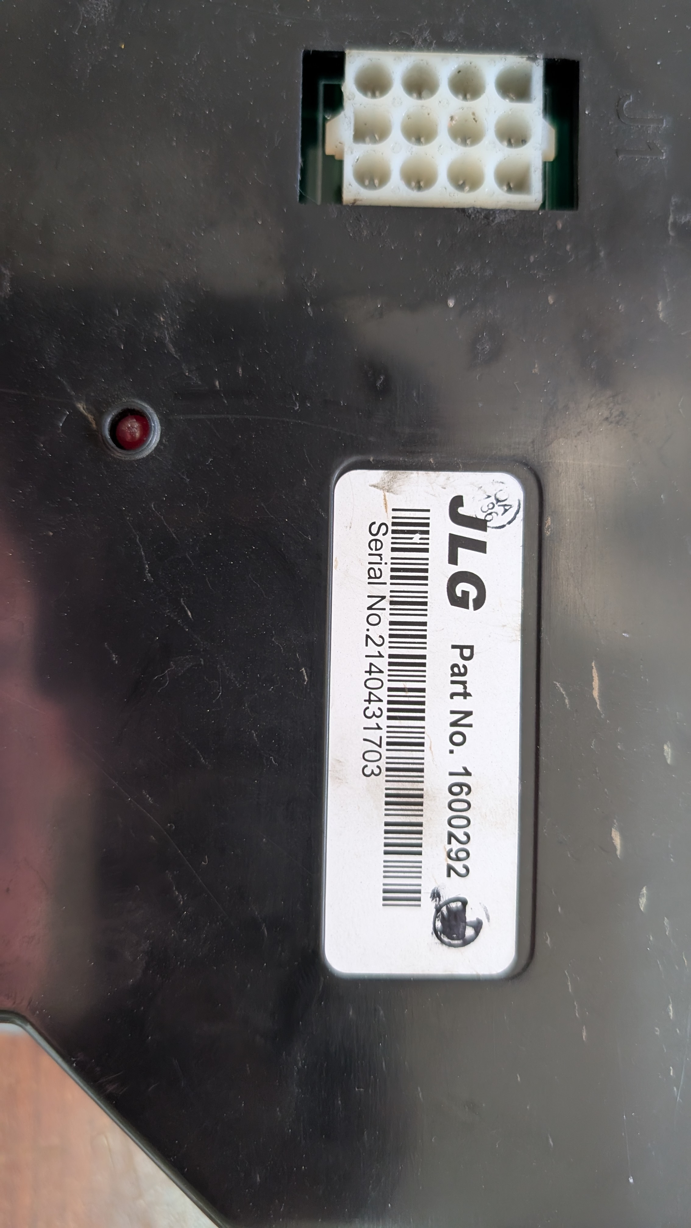 Stitek JLG Part No. 1600292, Serial No. 2140431703 — identifikace modulu PCM