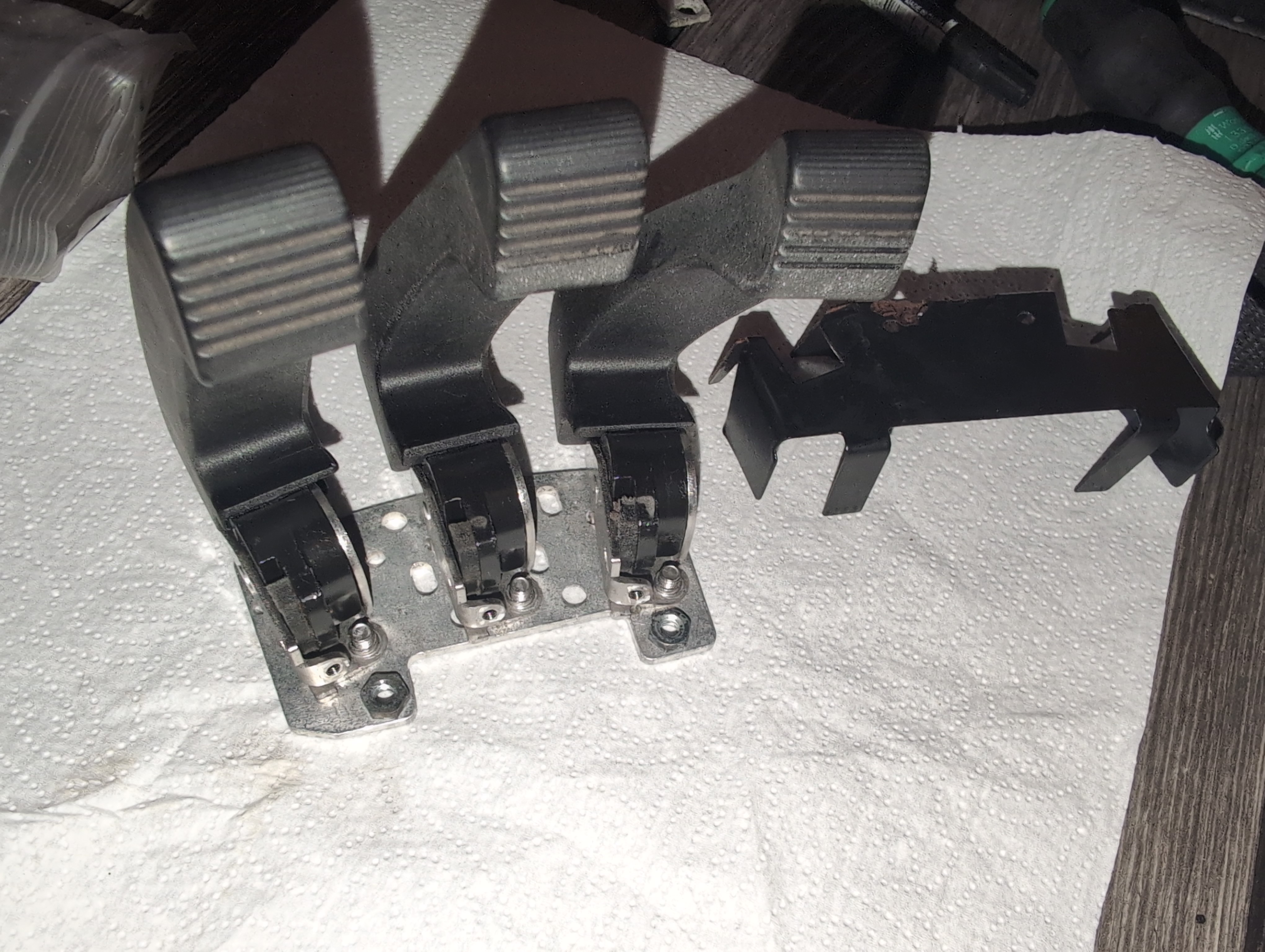 Zdemonontowane czesci mechaniczne multiPILOT Jungheinrich dzwignie palcowe wsporniki metalowe M Nr 51206812